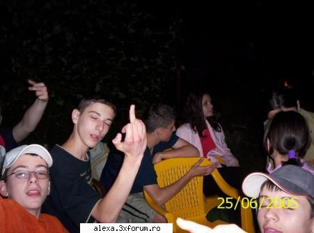 ia uitati lume aici, nush de ce am impresia ca sunt cam beti in poza asta, poate e de la fete, :)